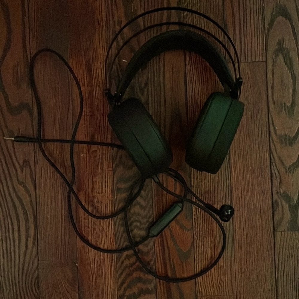 black foamed headset, brand: Nubwo